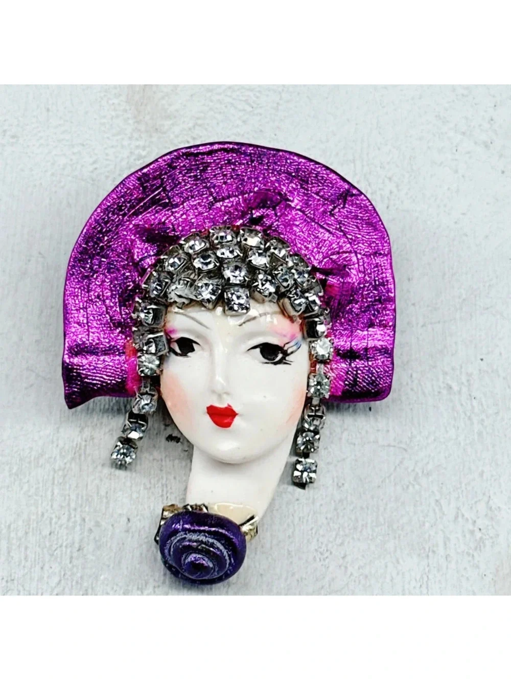 384u. Ladyface Vintage Brooch